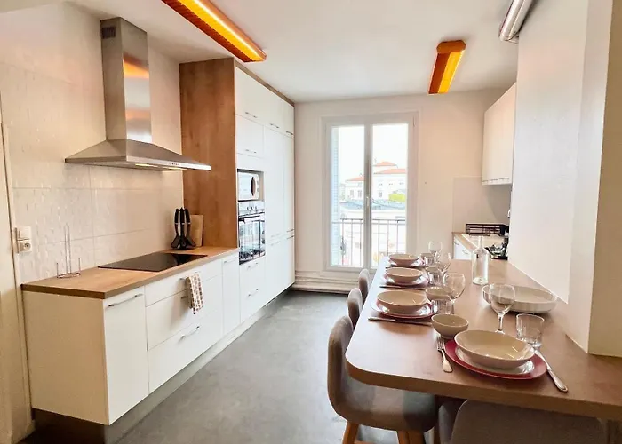 L'ecume, Avec Wifi, En Centre-ville De * Royan